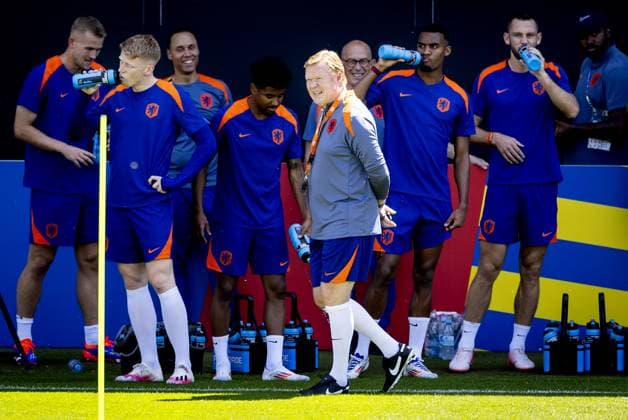 WOLFSBURG - Matthijs de Ligt, Jerdy Schouten, Ian Maatsen, national coach Ronald Koeman, Ryan Gravenberch and Stefan de Vrij during a training session of the Dutch national team, Nationalteam at the AOK Stadium on July 9, 2024 in Wolfsburg, Germany. The Dutch national team is preparing for the semi-finals of the European Football Championship in Germany against England. ANP KOEN VAN WEEL UEFA EURO, EM, Europameisterschaft,Fussball 2024 2024 xVIxANPxSportx xxANPxIVx 503107649 originalFilename: 503107649.jpg