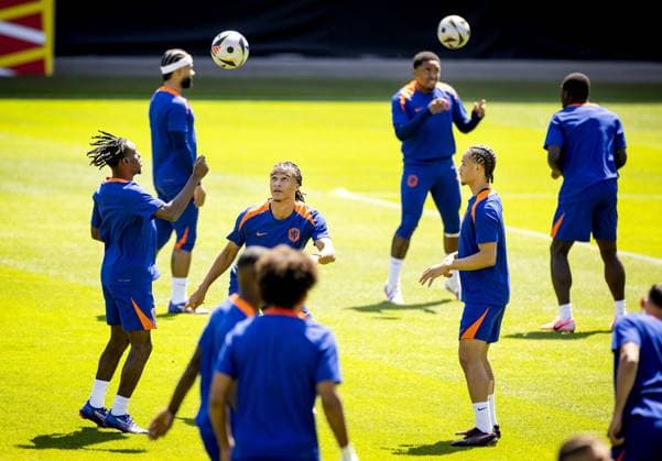 WOLFSBURG - Jeremie Frimpong, Nathan Ake and Xavi Simons during a training session of the Dutch national team, Nationalteam at the AOK Stadium on July 9, 2024 in Wolfsburg, Germany. The Dutch national team is preparing for the semi-finals of the European Football Championship in Germany against England. ANP KOEN VAN WEEL UEFA EURO, EM, Europameisterschaft,Fussball 2024 2024 xVIxANPxSportx xxANPxIVx 503107817 originalFilename: 503107817.jpg