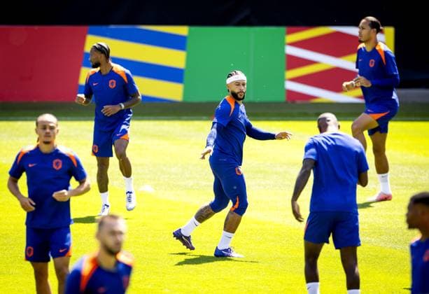 WOLFSBURG - Xavi Simons, Georginio Wijnaldum, Memphis Depay and Virgil van Dijk during a training session of the Dutch national team, Nationalteam at the AOK Stadium on July 09, 2024 in Wolfsburg, Germany. The Dutch national team is preparing for the semi-finals of the European Football Championship in Germany against England. ANP KOEN VAN WEEL UEFA EURO, EM, Europameisterschaft,Fussball 2024 2024 xVIxANPxSportx xxANPxIVx 503108234 originalFilename: 503108234.jpg