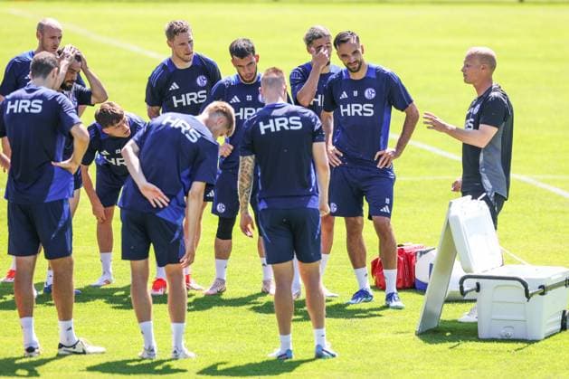 09 07 2024, Football, Summer preparation, Season 2024 2025, Head coach Karel Geraerts FC Schalke 04 speaks to his team Mittersill Stadium Mittersill Austria xRHR PHOTO TRx Copyright: TimxRehbein RHR-FOTOx RHR-FOTO TR