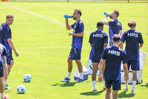 09 07 2024, Football, Summer preparation, Season 2024 2025, Kenan Karaman FC Schalke 04 , Tobias Mohr FC Schalke 04 drinking in summer temperatures Mittersill Stadium Mittersill Austria xRHR PHOTO TRx Copyright: TimxRehbein RHR-FOTOx RHR-FOTO TR