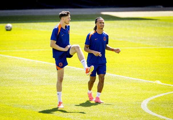 WOLFSBURG - Wout Weghorst and Nathan Ake during a training session of the Dutch national team, Nationalteam in the AOK Stadium on July 9, 2024 in Wolfsburg, Germany. The Dutch national team is preparing for the semi-finals of the European Football Championship in Germany against England. ANP KOEN VAN WEEL UEFA EURO, EM, Europameisterschaft,Fussball 2024 2024 xVIxANPxSportx xxANPxIVx 503109582 originalFilename: 503109582.jpg
