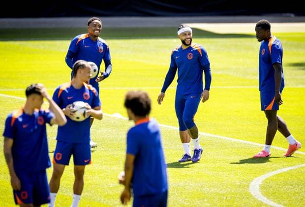 WOLFSBURG - Steven Bergwijn, Memphis Depay and Brian Brobbey during a training session of the Dutch national team, Nationalteam at the AOK Stadium on July 9, 2024 in Wolfsburg, Germany. The Dutch national team is preparing for the semi-finals of the European Football Championship in Germany against England. ANP KOEN VAN WEEL UEFA EURO, EM, Europameisterschaft,Fussball 2024 2024 xVIxANPxSportx xxANPxIVx 503109688 originalFilename: 503109688.jpg