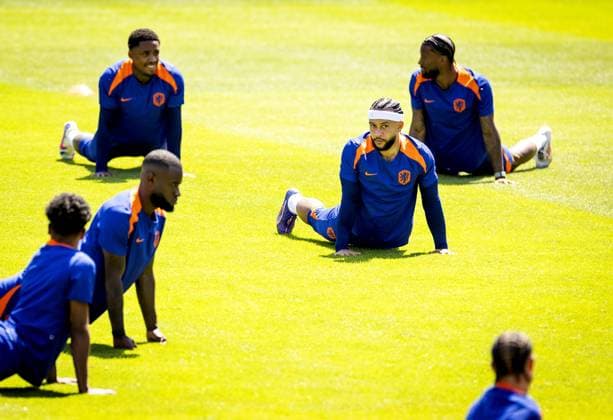 WOLFSBURG - Steven Bergwijn, Lutsharel Geertruida, Memphis Depay and Georginio Wijnaldum during a training session of the Dutch national team, Nationalteam at the AOK Stadium on July 9, 2024 in Wolfsburg, Germany. The Dutch national team is preparing for the semi-finals of the European Football Championship in Germany against England. ANP KOEN VAN WEEL UEFA EURO, EM, Europameisterschaft,Fussball 2024 2024 xVIxANPxSportx xxANPxIVx 503109715 originalFilename: 503109715.jpg