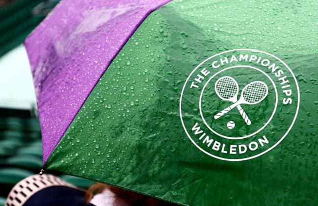 Sport Bilder des Tages Spectators shelter under umbrellas around the grounds as rain falls before the start of play. Wimbledon Tennis Championships, Day 9, The All England Lawn Tennis and Croquet Club, London, UK - 09 Jul 2024  Copyright: xJamesxMarsh Shutterstockx 14577170f