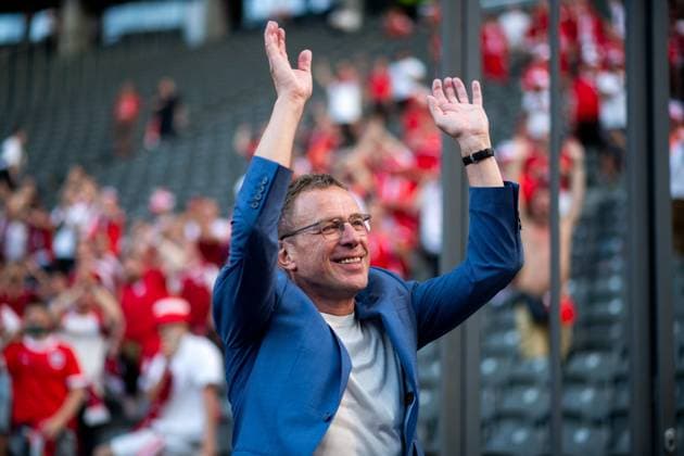 Ralf Rangnick (Oesterreich, Trainer) jubelt mit den Fans ueber den Sieg, GER, Netherlands (NED) vs Austria (AUT), Fussball Europameisterschaft, UEFA EURO, EM, Europameisterschaft,Fussball 2024, Gruppe D, 3. Spieltag, 25.06.2024 GER, Netherlands (NED) vs Austria (AUT), Fussball Europameisterschaft, UEFA EURO 2024, Gruppe D, 3. Spieltag, 25.06.2024 Berlin *** Ralf Rangnick Austria, coach cheers with the fans about the victory, GER, Netherlands NED vs Austria AUT , European Football Championship, UEFA EURO 2024, Group D, Matchday 3, 25 06 2024 GER, Netherlands NED vs Austria AUT , European Football Championship, UEFA EURO 2024, Group D, Matchday 3, 25 06 2024 Berlin Copyright: xEibner-Pressefoto Memmlerx EP_MMR