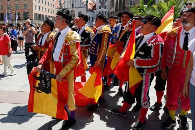 Spanish fans wearing bullfighter costumes cheer prior to the start of the Euro2024 semifinal between Spain and France in Munich, Germany, 09 July 2024. Atmosphere prior to Spain vs. France EURO 2024 semifinal in Munich !ACHTUNG: NUR REDAKTIONELLE NUTZUNG!  Copyright: xJJxGuillénx GRAF4091 20240709-55014102138_1