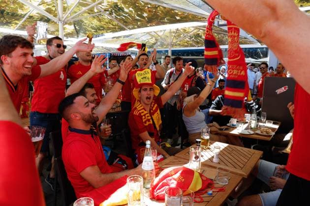 Spanish fans cheer their team prior to the start of the Euro2024 semifinal between Spain and France in Munich, Germany, 09 July 2024. Atmosphere prior to Spain vs. France EURO 2024 semifinal in Munich !ACHTUNG: NUR REDAKTIONELLE NUTZUNG!  Copyright: xJJxGuillénx GRAF4093 20240709-55014102150_1