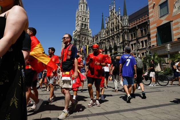 Spanish fans cheer their team prior to the start of the Euro2024 semifinal between Spain and France in Munich, Germany, 09 July 2024. Atmosphere prior to Spain vs. France EURO 2024 semifinal in Munich !ACHTUNG: NUR REDAKTIONELLE NUTZUNG!  Copyright: xJJxGuillénx GRAF4094 20240709-55014102153_1