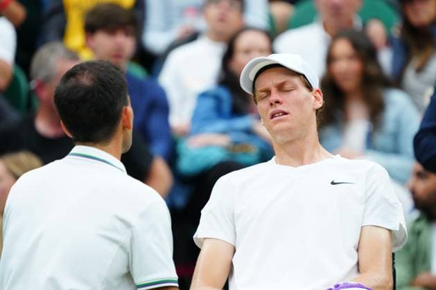 Jannik Sinner treated by a doctor and a physio after appearing to suffer with a dizzy spell during his quarter final match Wimbledon Tennis Championships, Day 9, The All England Lawn Tennis and Croquet Club, London, UK - 09 Jul 2024  Copyright: xJavierxGarcia Shutterstockx 14577169av