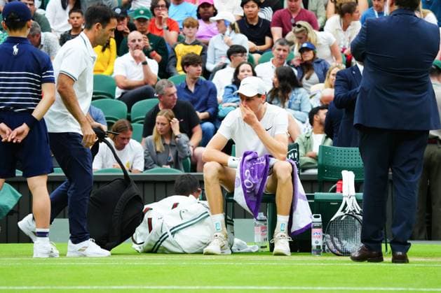 Jannik Sinner treated by a doctor and a physio after appearing to suffer with a dizzy spell during his quarter final match. He had his bloody pressure and oxygen levels checked before being helped off court Wimbledon Tennis Championships, Day 9, The All England Lawn Tennis and Croquet Club, London, UK - 09 Jul 2024  Copyright: xJavierxGarcia Shutterstockx 14577169bb