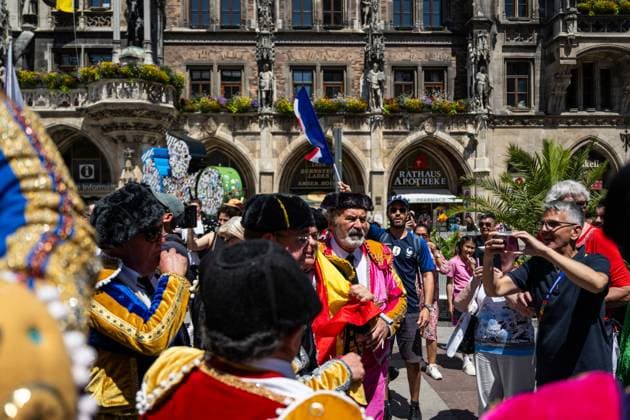 240709 A fan of France stands behind fans of Spain with a french flag at Marienplatz ahead of the UEFA Euro 2024 Football Championship semifinal between Spain and France on July 9, 2024 in Munich Photo Mathias Bergeld BILDBYRAN kod MB MB0944 fotboll football soccer fotballs em europamästerskap em uefa euro uefa european football championship euro 2024 semifinal semifinals spanien spain frankrike france bbeng publik  Copyright: MATHIASxBERGELD BB240709MB001