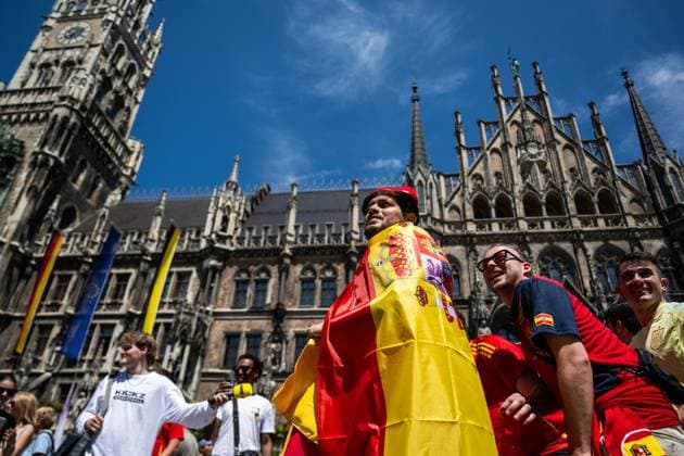240709 Fans of Spain at Marienplatz ahead of the UEFA Euro 2024 Football Championship semifinal between Spain and France on July 9, 2024 in Munich Photo Mathias Bergeld BILDBYRAN code MB MB0944 fotboll football soccer fotballs em europamästerskap em uefa euro uefa european football championship euro 2024 semifinal semifinals spanien spain frankrike france bbeng audience  Copyright: MATHIASxBERGELD BB240709MB002