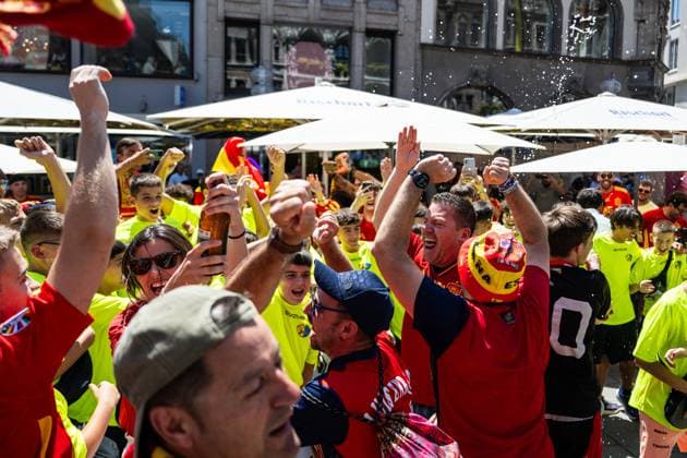 240709 Fans of Spain at Marienplatz ahead of the UEFA Euro 2024 Football Championship semifinal between Spain and France on July 9, 2024 in Munich Photo Mathias Bergeld BILDBYRAN code MB MB0944 fotboll football soccer fotballs em europamästerskap em uefa euro uefa european football championship euro 2024 semifinal semifinals spanien spain frankrike france bbeng audience  Copyright: MATHIASxBERGELD BB240709MB003