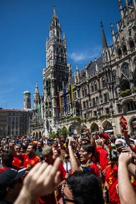 240709 Fans of Spain at Marienplatz ahead of the UEFA Euro 2024 Football Championship semifinal between Spain and France on July 9, 2024 in Munich Photo Mathias Bergeld BILDBYRAN code MB MB0944 fotboll football soccer fotballs em europamästerskap em uefa euro uefa european football championship euro 2024 semifinal semifinals spanien spain frankrike france bbeng audience  Copyright: MATHIASxBERGELD BB240709MB004