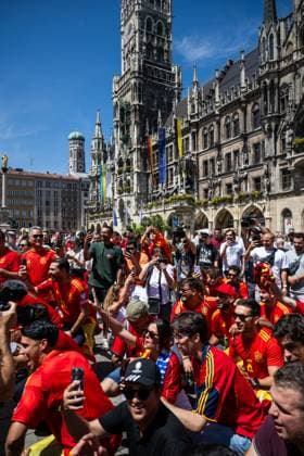 240709 Fans of Spain at Marienplatz ahead of the UEFA Euro 2024 Football Championship semifinal between Spain and France on July 9, 2024 in Munich Photo Mathias Bergeld BILDBYRAN code MB MB0944 fotboll football soccer fotballs em europamästerskap em uefa euro uefa european football championship euro 2024 semifinal semifinals spanien spain frankrike france bbeng audience  Copyright: MATHIASxBERGELD BB240709MB005