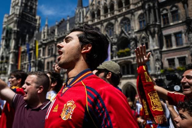 240709 Fans of Spain at Marienplatz ahead of the UEFA Euro 2024 Football Championship semifinal between Spain and France on July 9, 2024 in Munich Photo Mathias Bergeld BILDBYRAN code MB MB0944 fotboll football soccer fotballs em europamästerskap em uefa euro uefa european football championship euro 2024 semifinal semifinals spanien spain frankrike france bbeng audience  Copyright: MATHIASxBERGELD BB240709MB006