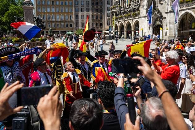 240709 Fans of Spain at Marienplatz ahead of the UEFA Euro 2024 Football Championship semifinal between Spain and France on July 9, 2024 in Munich Photo Mathias Bergeld BILDBYRAN code MB MB0944 fotboll football soccer fotballs em europamästerskap em uefa euro uefa european football championship euro 2024 semifinal semifinals spanien spain frankrike france bbeng audience  Copyright: MATHIASxBERGELD BB240709MB007