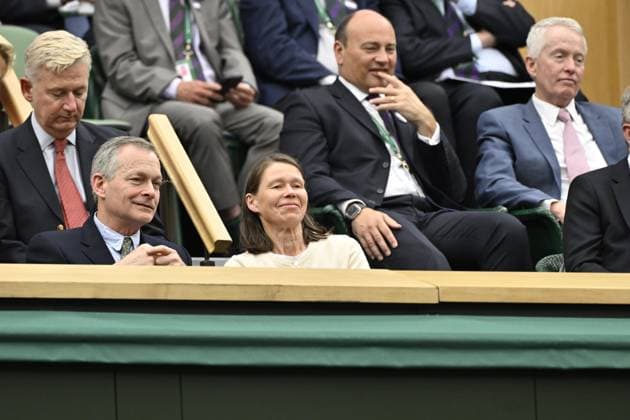 Tennis : Wimbledon 2024 - Lady Sarah Chatto et Monsieur Danel Chatto dans la Royal Box Tennis : Wimbledon 2024 - England - 09 07 2024 ChrysleneCaillaud Panoramic 