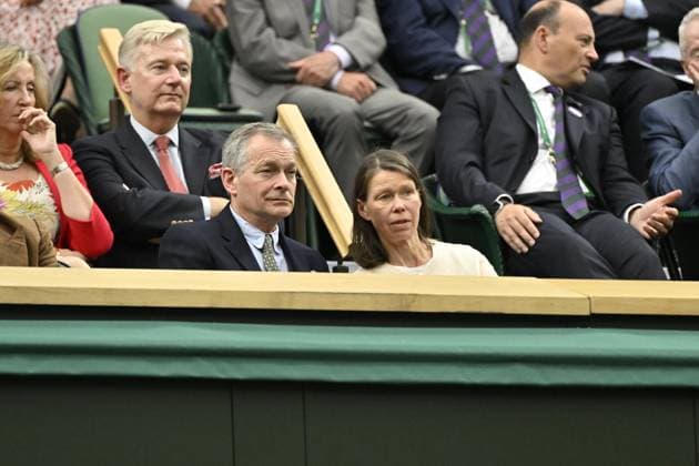 Tennis : Wimbledon 2024 - Lady Sarah Chatto et Monsieur Danel Chatto dans la Royal Box Tennis : Wimbledon 2024 - England - 09 07 2024 ChrysleneCaillaud Panoramic 