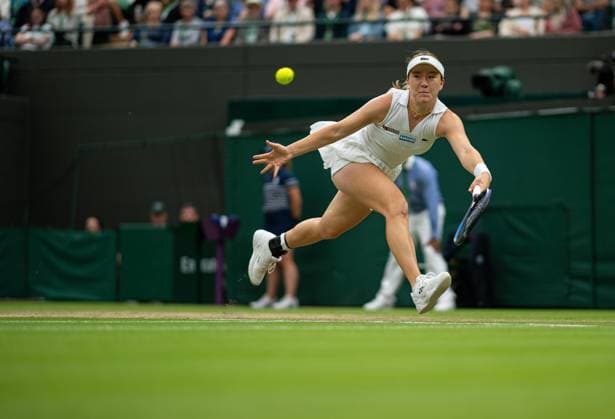 Tennis, Wimbledon, Die Highlights Tennis - Wimbledon Championship 2024 - Day 9 LONDON, ENGLAND - Tuesday, July 9, 2024: Lulu Sun (NZL) during the Ladies Singles Quarter-Final match on Day Nine of The Championships Wimbledon 2024 at the All England Lawn Tennis and Croquet Club. VekiÄ‡ won 5-7, 6-4, 6-1. (Photo by Kirsten Holst Propaganda) LONDON All England Lawn Tennis and Croquet Club GREATER LONDON ENGLAND  Copyright: xKirstenxHolstx 2024-07-09-022-Wimbledon_Day_9