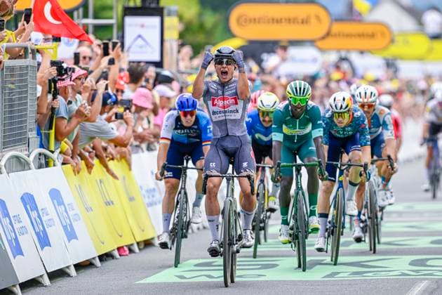 Sport Themen der Woche KW28 Sport Bilder des Tages Tour de France 2024 - Stage 10 SAINT-AMAND-MONTROND, FRANCE - JULY 09 : Philipsen Jasper (BEL) of Alpecin-Deceuninck celebrating his victory during stage 10 of the 111th edition of the Tour de France 2024 cycling race, a stage of 187.3 kms with start in Orleans and finish in Saint-Amand-Montrond on July 09, 2024 in Saint-Amand-Montrond, France, 09 07 2024 Saint-Amand-Montrond France  Copyright: xNicoxVereeckenx