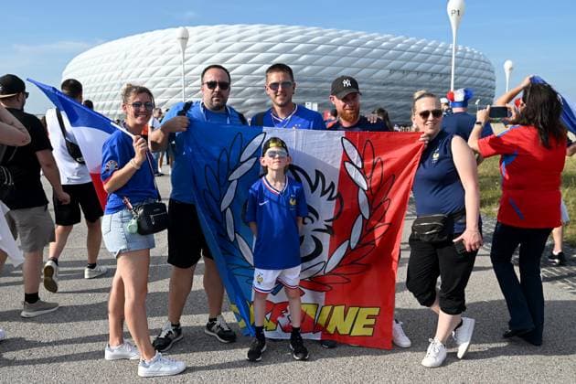 Munich, Germany, June 09th 2024: France football fans before the UEFA EURO, EM, Europameisterschaft,Fussball 2024 Semi-Finals football match between Spain and France at Munich Football Arena, Munich, Germany. (Igor Kupljenik SPP)  Copyright: xIgorxKupljenikx xSPPx spp-en-IgKuSp-IK0_0440