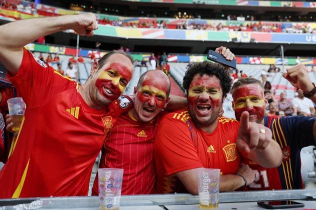 Munich, Germany, 9th July 2024. Spanish fans arrive at the stadium prior to the UEFA European Championships semi final match at Allianz Arena, Munich. Picture credit should read: Paul Terry Sportimage EDITORIAL USE ONLY. No use with unauthorised audio, video, data, fixture lists, club league logos or live services. Online in-match use limited to 120 images, no video emulation. No use in betting, games or single club league player publications. SPI-3225-0005