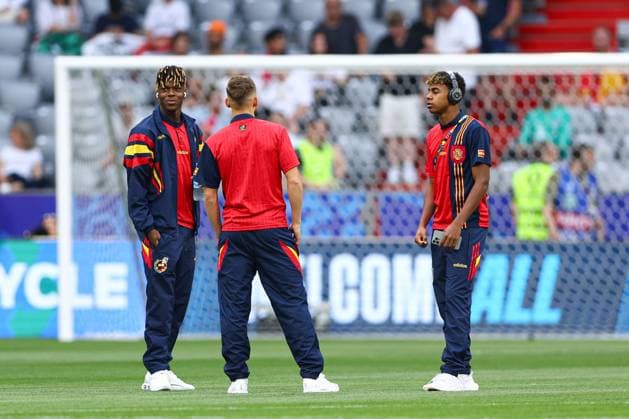 Lamine Yamal of Spain (R) arrives on the pitch Spain v France, UEFA European Championship, EM, Europameisterschaft 2024, Semi Final, Football, Munich Football Arena, Munich, Germany - 09 Jul 2024 EDITORIAL USE ONLY No use with unauthorised audio, video, data, fixture lists, club league logos or live services. Online in-match use limited to 120 images, no video emulation. No use in betting, games or single club league player publications. Copyright: xKieranxMcManus Shutterstockx 14576874s