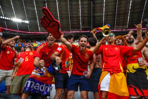 Spanish fans cheer before the UEFA EURO, EM, Europameisterschaft,Fussball 2024 semifinal soccer match between Spain and France Allianz Arena stadium in Munich, Germany, 09 July 2024. UEFA Euro 2024 semifinal: Spain vs. France !ACHTUNG: NUR REDAKTIONELLE NUTZUNG!  Copyright: xJ.J.xGuillenx GRAF4185 20240709-55014104249_1