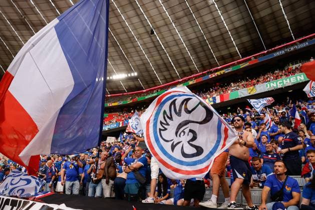 French fans cheer before the UEFA EURO, EM, Europameisterschaft,Fussball 2024 semifinal soccer match between Spain and France Allianz Arena stadium in Munich, Germany, 09 July 2024. UEFA Euro 2024 semifinal: Spain vs. France !ACHTUNG: NUR REDAKTIONELLE NUTZUNG!  Copyright: xAlbertoxEstevezx GRAF4183 20240709-55014104252_1