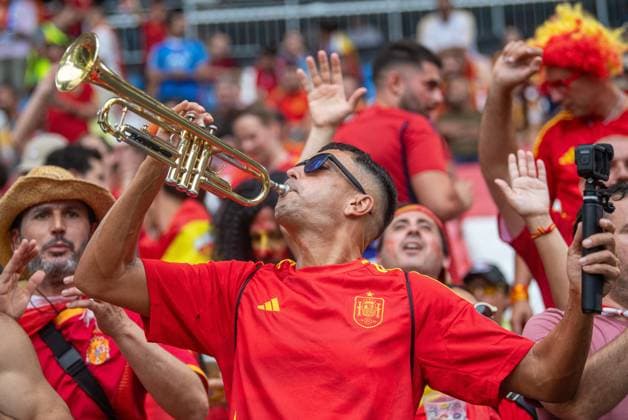 Soccer, men, season 2023 24, UEFA Euro EM 2024, semi-final in Munich, Spain France, Spanish fans with trumpet, 09 07 2024, Copyright: xSebastianxRäppold MatthiasxKochx