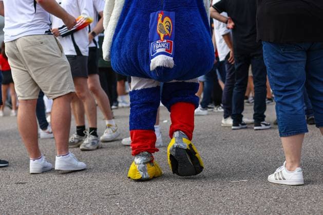 Spanien gegen Frankreich 9. Juli 2024, München UEFA EUROs Halbfinale Spanien gegen Frankreich Ein als Hahn mit einem Schal als Schwanz verkleideter Frankreich-Fan läuft durch eine Menge normal gekleideter Zuschauer Foto Charlotte Wilson Abseits München Deutschland  Copyright: xCharlottexWilsonx xOffsidexOffside