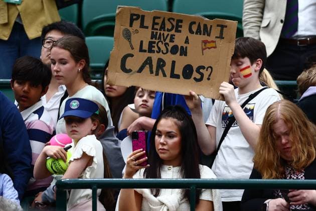 Carlos Alcaraz fans Wimbledon Tennis Championships, Day 9, The All England Lawn Tennis and Croquet Club, London, UK - 09 Jul 2024  Copyright: xJamesxMarsh Shutterstockx 14577170eo