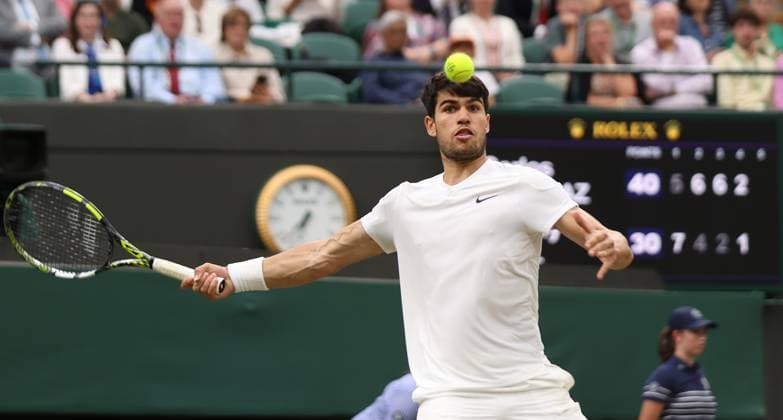 Sport Bilder des Tages Spain s Carlos Alcaraz plays a forehand in his Men s Quarter-Final match against USA s Tommy Paul at the 2024 Wimbledon Championships in London on Tuesday, July 09, 2024.  LON2024070967 HUGOxPHILPOTT