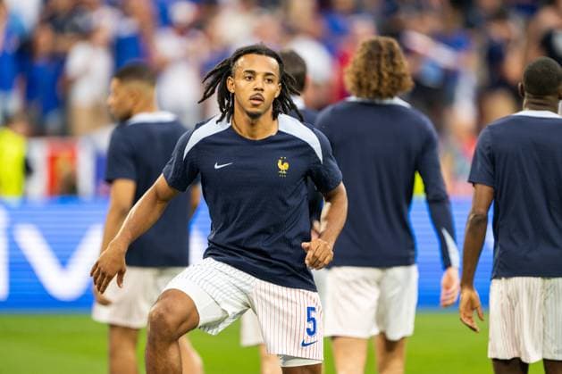 Player warm up for Spain v France, UEFA EURO, EM, Europameisterschaft,Fussball 2024, Munich, Germany Munich, Germany. 09th, July 2024. Jules Kounde (5) of France is warming up before the UEFA Euro 2024 round semi-final between Spain and France at Allianz Arena in Munich. Munich Germany  Copyright: xGonzalesxPhoto FrederikkexJensenx