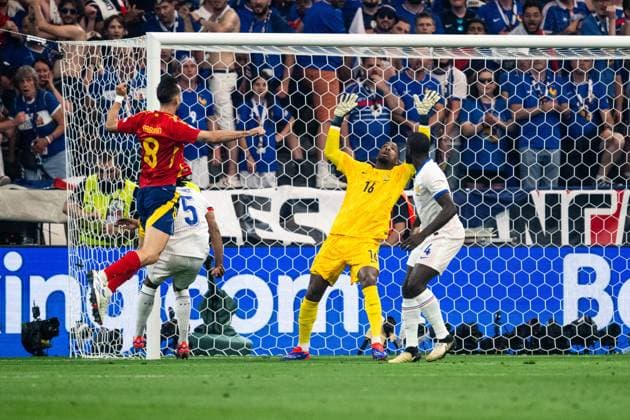 240709 Fabian Ruiz Pena of Spain against goalkeeper Mike Maignan of France during the UEFA Euro 2024 Football Championship semifinal between Spain and France on July 9, 2024 in Munich Photo Mathias Bergeld BILDBYRAN code MB MB0944 fotboll football soccer fotballs em europamästerskap em uefa euro uefa european football championship euro 2024 semifinal semifinals spanien spain frankrike france bbeng  Copyright: MATHIASxBERGELD BB240709MB048