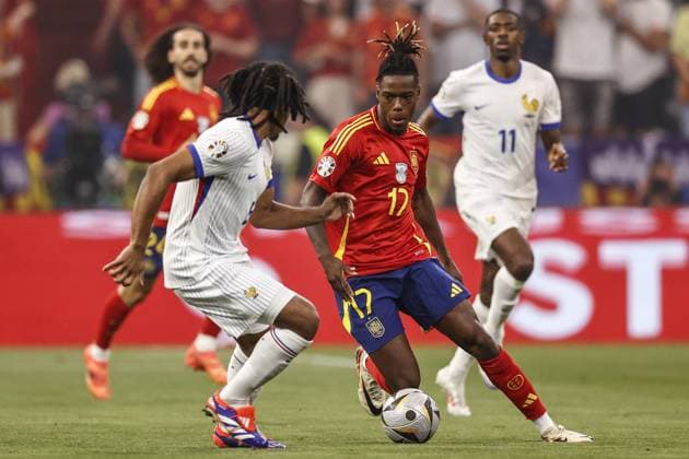 MUNICH - (l-r) Jules Kounde of France, Nico Williams of Spain during the UEFA EURO, EM, Europameisterschaft,Fussball 2024 semi-final match between Spain and France at the Munich Football Arena on July 9, 2024 in Munich, Germany. ANP Hollandse Hoogte Maurice van Steen UEFA EURO 2024 2024 xVIxANPxSportx xVanxSteenxFotografiexIVx 503132491 originalFilename: 503132491.jpg