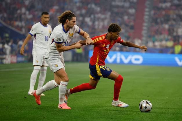 Spain s Lamine Yamal (R) in action against France s Adrien Rabiot (L) during the UEFA EURO, EM, Europameisterschaft,Fussball 2024 semifinal soccer match between Spain and France Allianz Arena stadium in Munich, Germany, 09 July 2024. UEFA Euro 2024 semifinal: Spain vs. France !ACHTUNG: NUR REDAKTIONELLE NUTZUNG!  Copyright: xAlbertoxEstevezx GRAF4237 20240709-55014104887_1