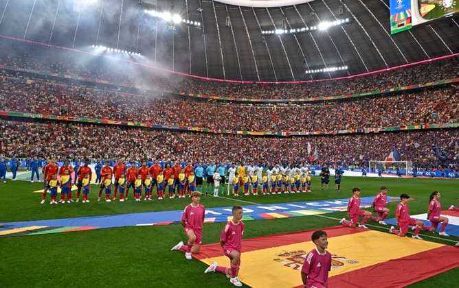 09 07 2024, Football UEFA EURO 2024, Semi-final, Spain France, in the Munich Football Arena Both teams line up in a row