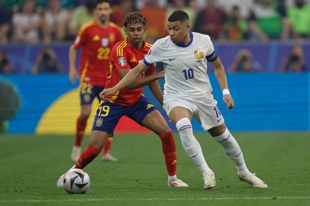 Spain s Lamine Yamal (L) in action against France s Kylian Mbappe (R) during the UEFA EURO, EM, Europameisterschaft,Fussball 2024 semifinal soccer match between Spain and France Allianz Arena stadium in Munich, Germany, 09 July 2024. UEFA Euro 2024 semifinal: Spain vs. France !ACHTUNG: NUR REDAKTIONELLE NUTZUNG!  Copyright: xAlbertoxEstevezx GRAF4244 20240709-55014104916_1