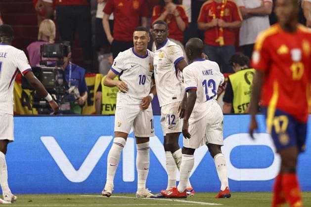 MUNICH - (l-r) Kylian Mbappe of France, Randal Kolo Muani of France, N Golo Kante of France celebrate the 0-1 during the UEFA EURO, EM, Europameisterschaft,Fussball 2024 semi-final match between Spain and France at the Munich Football Arena on July 9, 2024 in Munich , Germany. ANP Hollandse Hoogte Maurice van Steen UEFA EURO 2024 2024 xVIxANPxSportx xVanxSteenxFotografiexIVx 503132538 originalFilename: 503132538.jpg