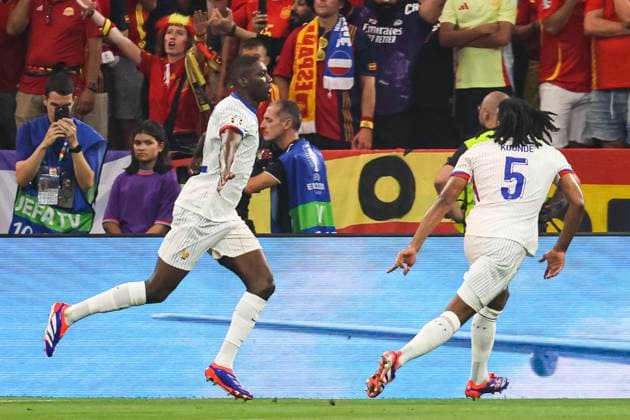 Goal for France 1 0 with header by Randal Kolo Muani France, 12 , Team cheers , Jules Konde France, 05 GER, Spain ESP vs France FRA , European Football Championship, UEFA EURO 2024, Semifinal, 09 07 2024 GER, Spain ESP vs France FRA , European Football Championship, UEFA EURO 2024, Semifinal, 09 07 2024 Munich Copyright: xEibner-Pressefoto RogerxBuerkex EP