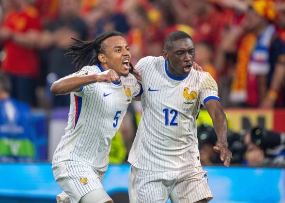 Soccer, men, season 2023 24, UEFA Euro EM 2024, semi-final in Munich, Spain France, f l Jules Kounde France , Randal Kolo Muani France , cheering after scoring 1 0, 09 07 2024, Copyright: xSebastianxRäppold MatthiasxKochx