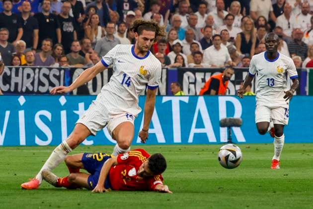 Spain s Jesus Navas (2-L) in action against France s Adrien Rabiot (L) during the UEFA EURO, EM, Europameisterschaft,Fussball 2024 semifinal soccer match between Spain and France Allianz Arena stadium in Munich, Germany, 09 July 2024. UEFA Euro 2024 semifinal: Spain vs. France !ACHTUNG: NUR REDAKTIONELLE NUTZUNG!  Copyright: xJ.J.Guillenx GRAF4253 20240709-55014104985_1