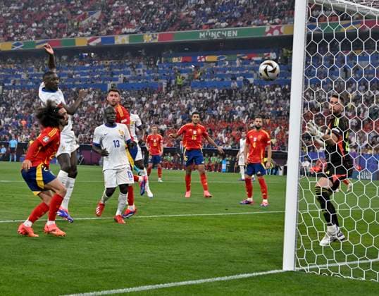 09 07 2024, Football UEFA EURO 2024, Semi-final, Spain France, in the Munich Football Arena Randal Kolo Muani France scores to make it 0 1 against goalkeeper Simon Unai Spain