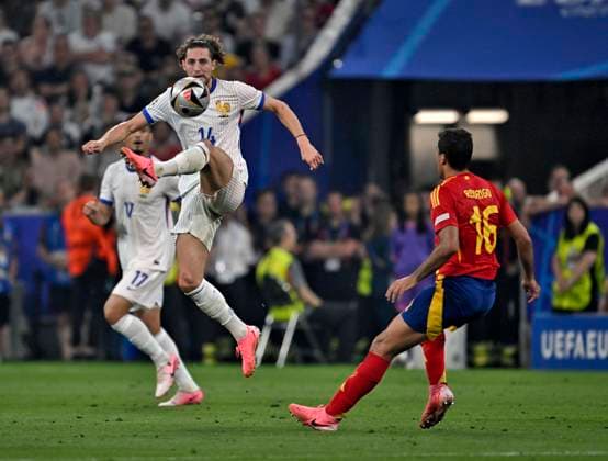 09 07 2024, Football UEFA EURO 2024, Semi-final, Spain France, in the Munich Football Arena f l Goalkeeper Mike Maignan France vs Rodri Spain