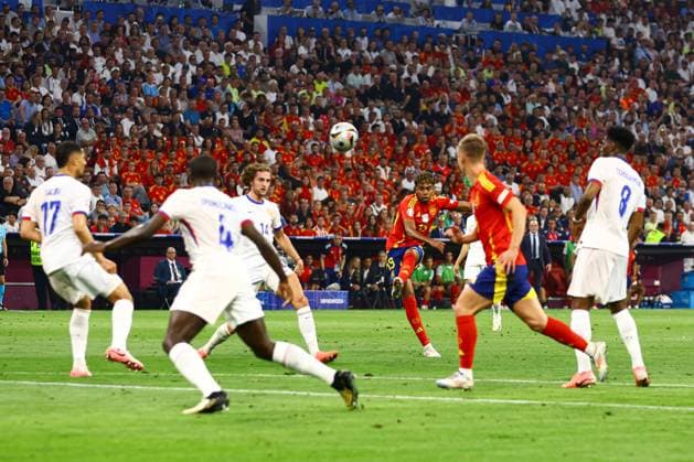 Lamine Yamal of Spain scores a goal for their side to make it 1-1 Spain v France, UEFA European Championship, EM, Europameisterschaft 2024, Semi Final, Football, Munich Football Arena, Munich, Germany - 09 Jul 2024 EDITORIAL USE ONLY No use with unauthorised audio, video, data, fixture lists, club league logos or live services. Online in-match use limited to 120 images, no video emulation. No use in betting, games or single club league player publications. Copyright: xKieranxMcManus Shutterstockx 14576874az