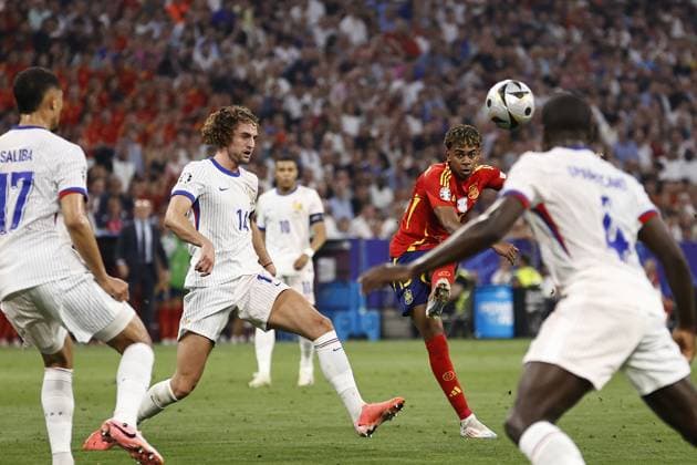 MUNICH - (l-r) William Saliba of France, Adrien Rabiot of France, Lamine Yamal of Spain scores 1-1 during the UEFA EURO, EM, Europameisterschaft,Fussball 2024 semi-final match between Spain and France at the Munich Football Arena on July 9, 2024 in Munich, Germany. ANP Hollandse Hoogte Maurice van Steen UEFA EURO 2024 2024 xVIxANPxSportx xVanxSteenxFotografiexIVx 503133230 originalFilename: 503133230.jpg