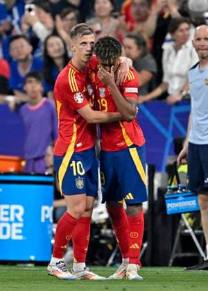 09 07 2024, Football UEFA EURO 2024, semi-final, Spain France, in the Munich Football Arena v l Dani Olmo Spain and Lamine Yamal Spain cheer